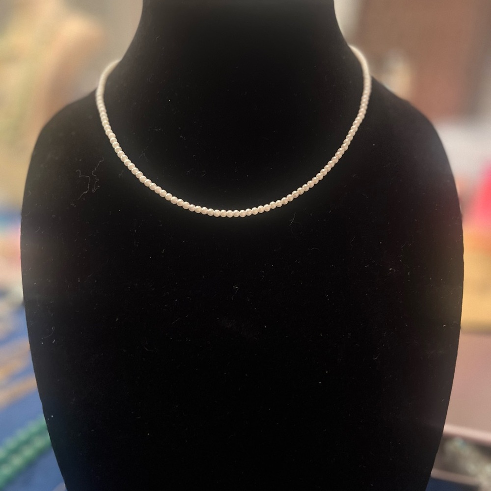Vintage Erwin Pearl Petite Pearl Neckace.  Classic White petite size